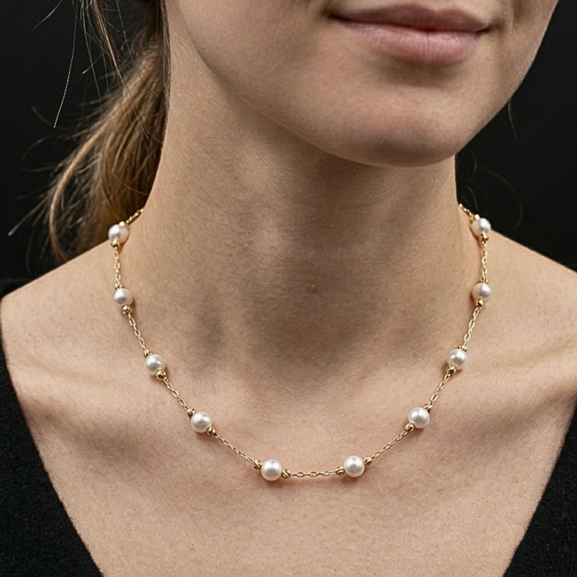 chica luciendo collar gargantilla acero dorado perlas diseño joyeria osnor