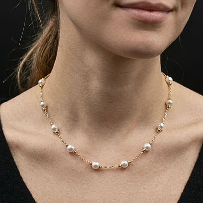 chica luciendo collar gargantilla acero dorado perlas diseño joyeria osnor