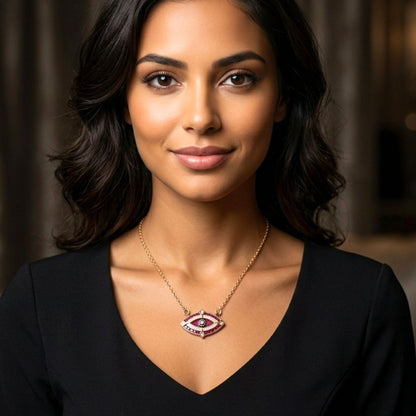 chica luciendo collar ojo turco acero dorado diseño  