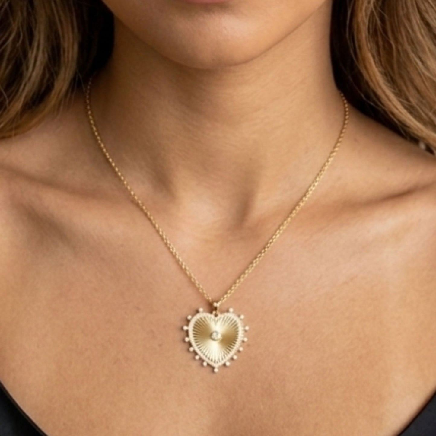 chica luciendo collar tipo gargantilla corazon diseño joyeria osnor
