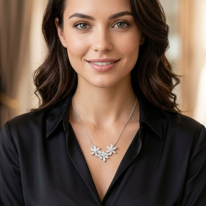 chica luciendo collar acero plateado flor diseño joyeria