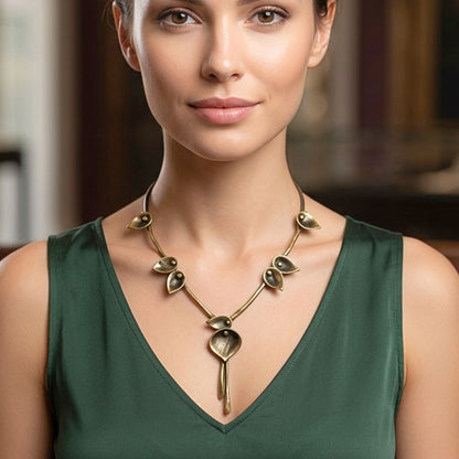 chica luciendo collar bronce hojas diseño exclusivo joyeria osnor zamak