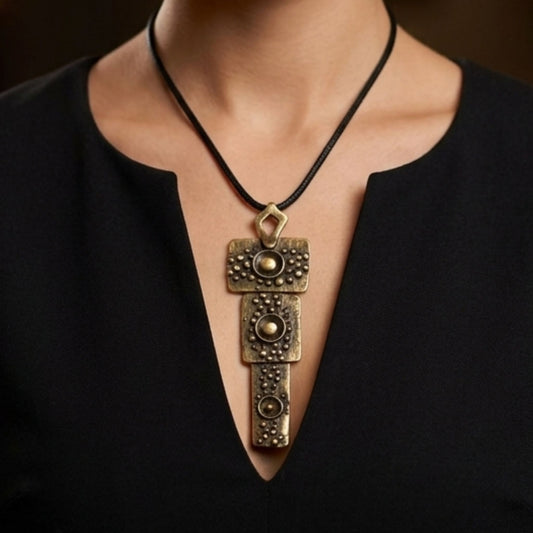 chica lciendo collar largo bronce y pei diseño exlusivo arte joyeria osnor zamak