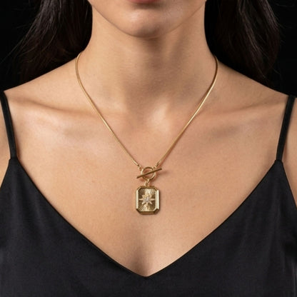 chica luciendo collar acero dorado diseño joyeria osnor