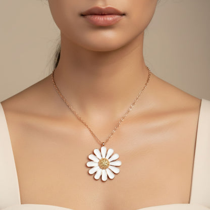 Mujer Luciendo Collar Gargantilla Margarita Plata 925 Baño Oro Rosa Colgante Flor con Circonitas. Joyeria Osnor