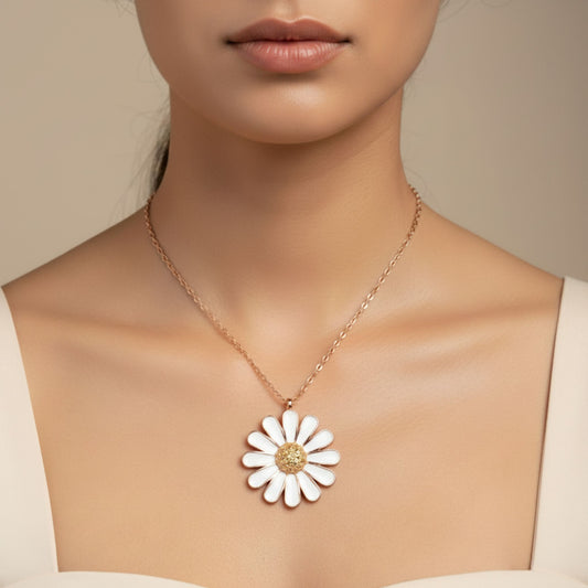 Mujer Luciendo Collar Gargantilla Margarita Plata 925 Baño Oro Rosa Colgante Flor con Circonitas. Joyeria Osnor