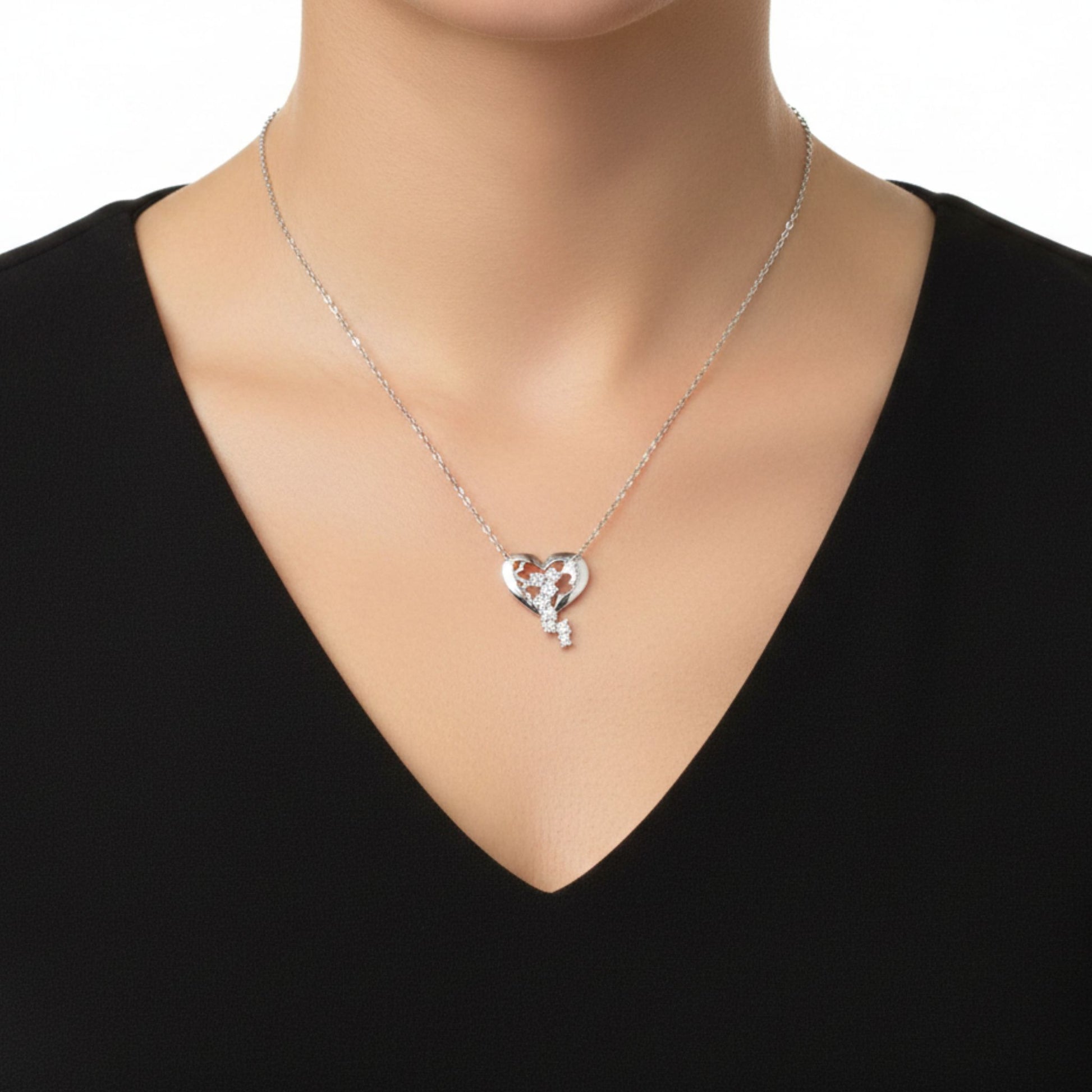 Mujer Luciendo Collar Gargantilla Plata 925 Corazón con Mariposas y Circonitas Blancas. Joyeria Osnor