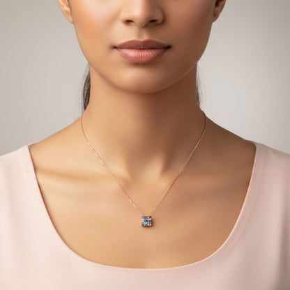 Mujer Luciendo Collar Gargantilla Cuadrado Multicolor Plata 925 Baño Oro Rosa con Circonitas. Joyeria Osnor