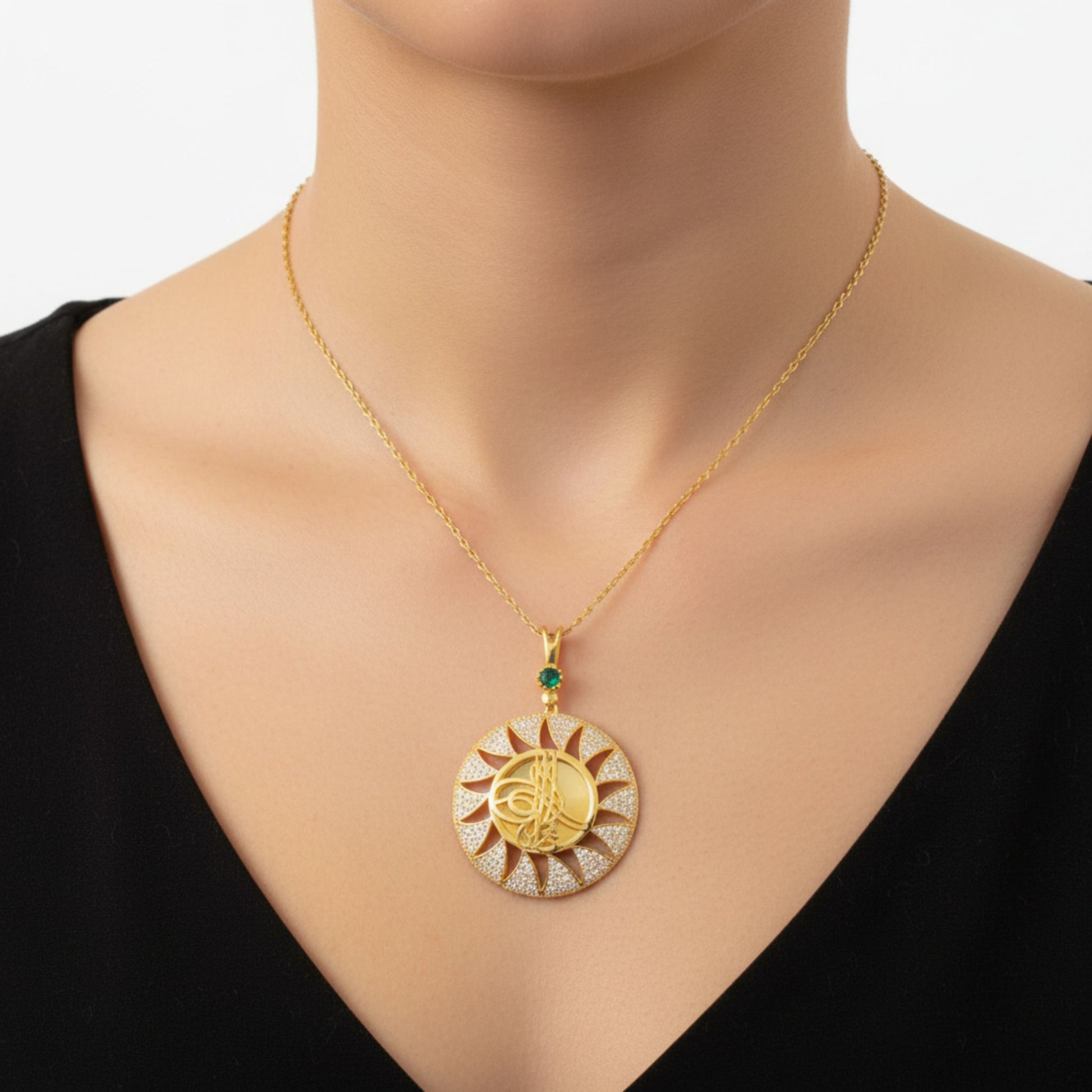 Mujer Luciendo Collar Gargantilla Plata 925 Medallón Sol con Baño Dorado y Circonitas. Joyeria Osnor