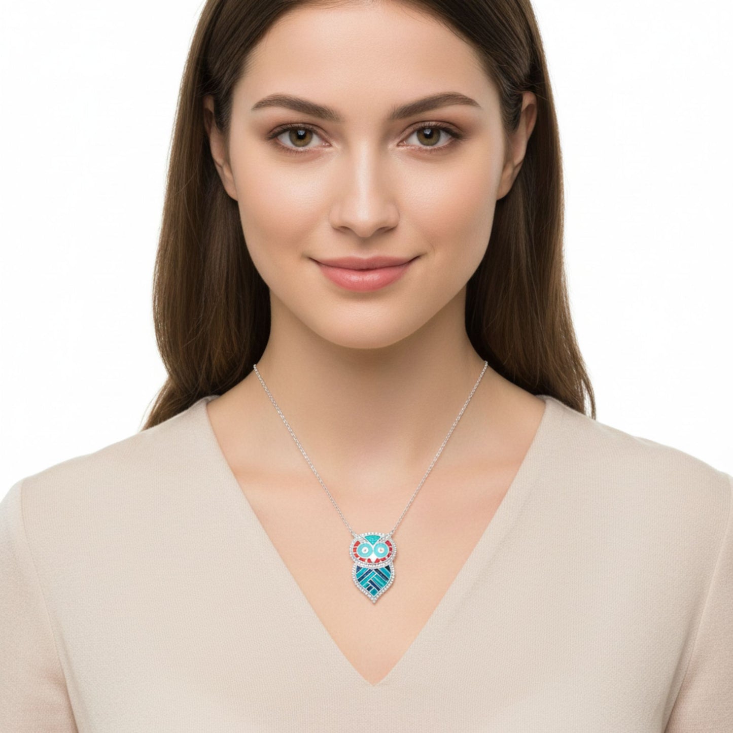 Mujer Luciendo Collar Gargantilla Plata 925 Búho Multicolor con Esmalte y Circonitas Blancas. Joyeria Osnor