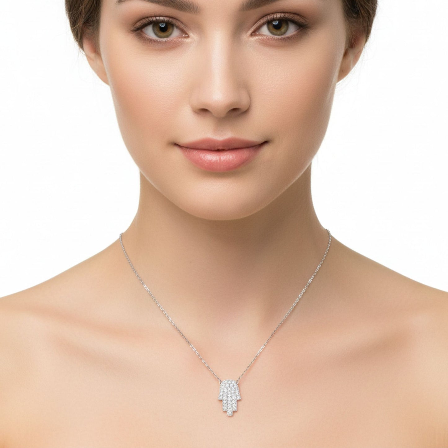 Mujer Luciendo Collar Gargantilla Plata 925 Mano de Fátima con Circonitas Blancas. Joyeria Osnor