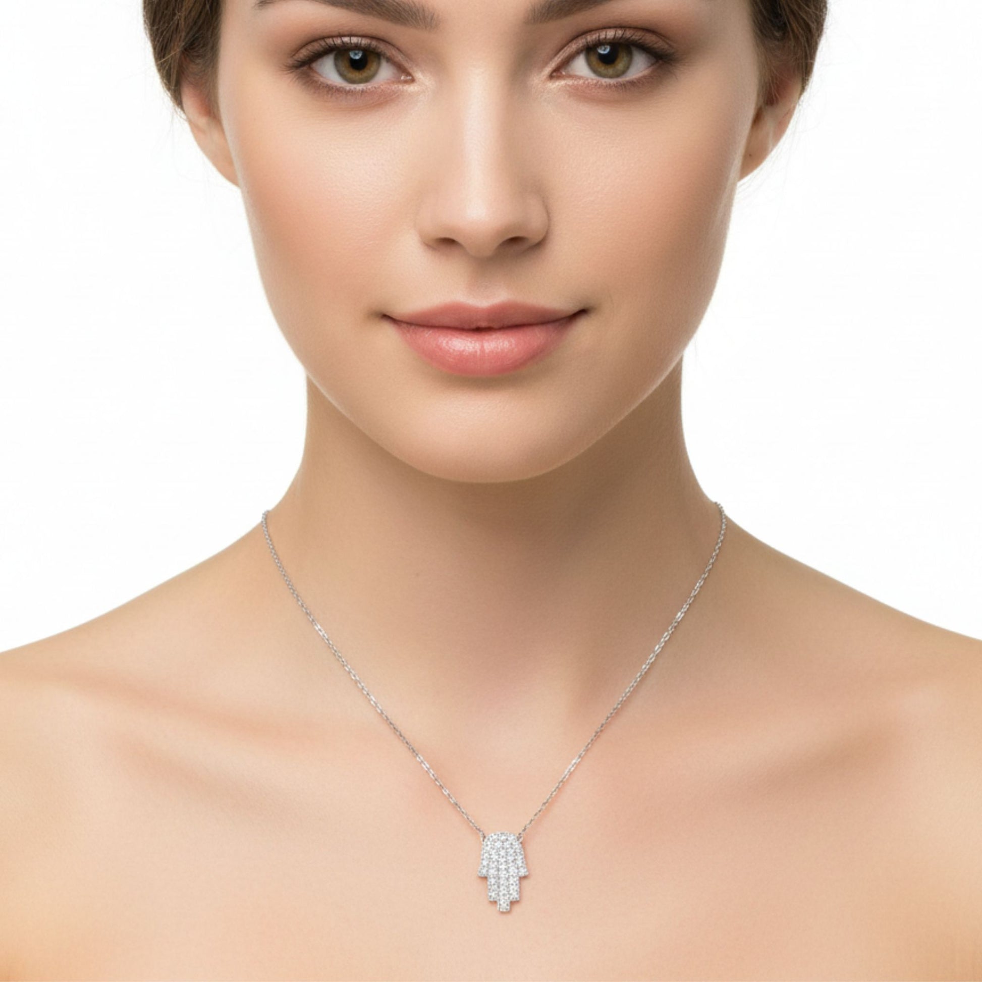 Mujer Luciendo Collar Gargantilla Plata 925 Mano de Fátima con Circonitas Blancas. Joyeria Osnor