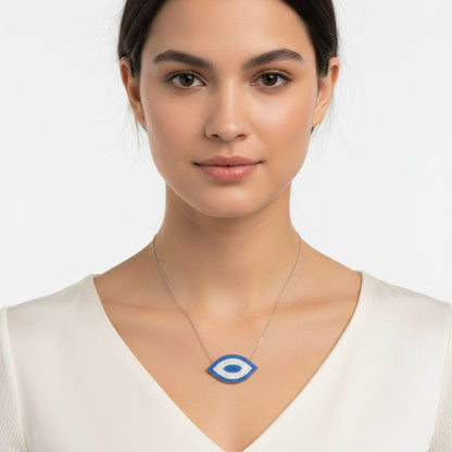 Mujer Luciendo Collar Gargantilla Plata 925 Ojo Turco con Circonitas Azules y Blancas. Joyeria Osnor