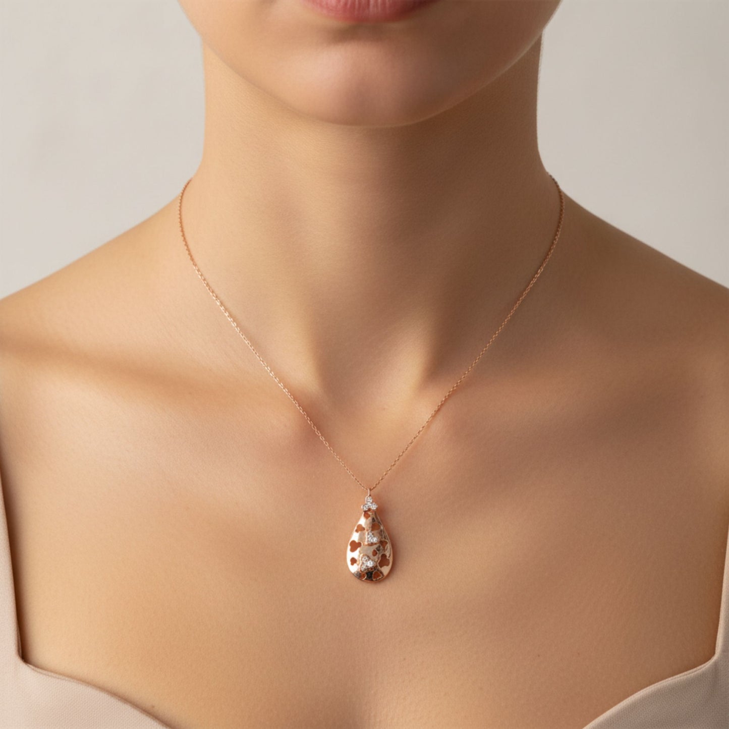 Mujer Luciendo Collar Gargantilla Gota Calado · Plata 925 Baño Oro Rosa con Circonitas Blancas. Joyeria Osnor