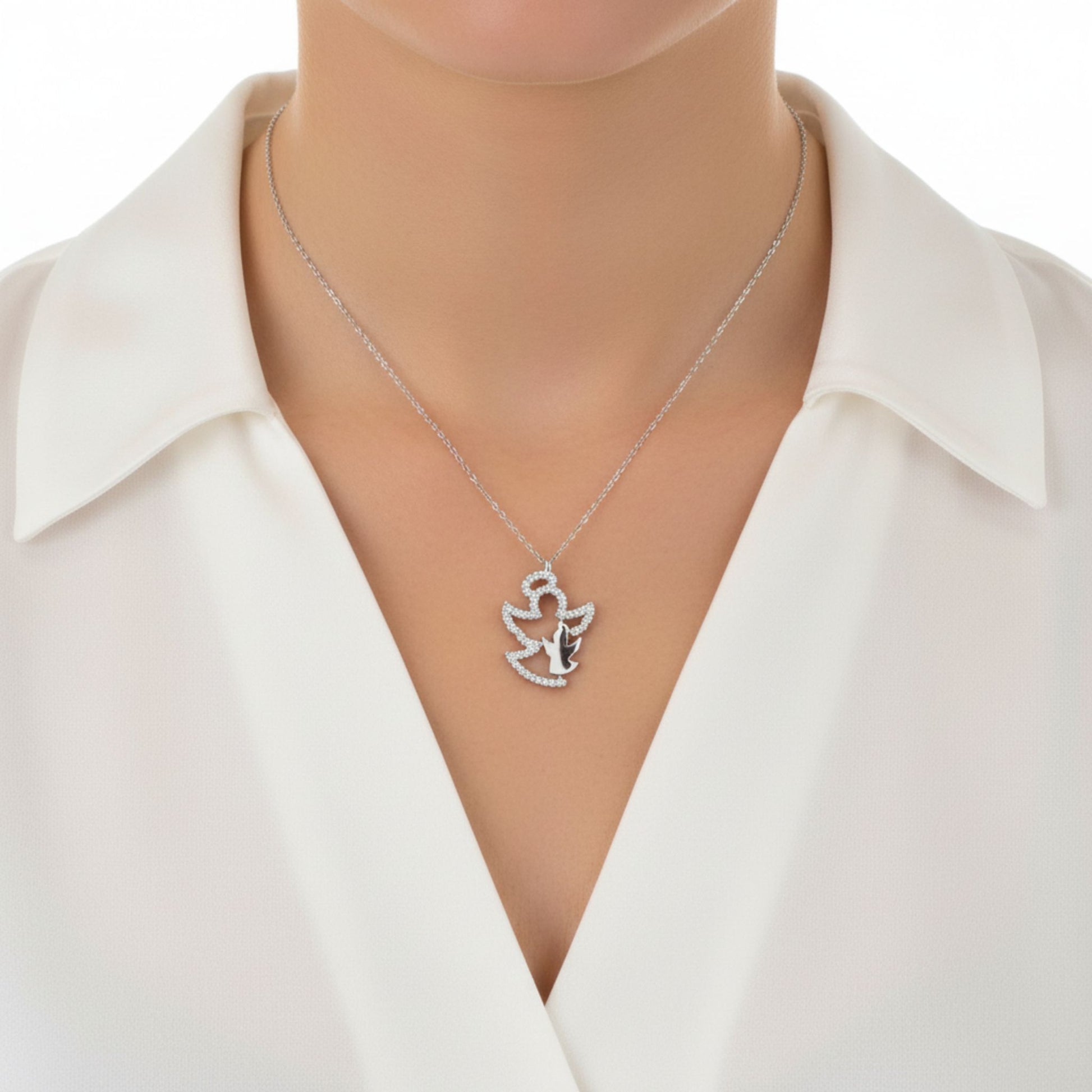 Mujer luciendo collar-gargantilla-plata-rodio-circonita-angrl-joyeria-osnor