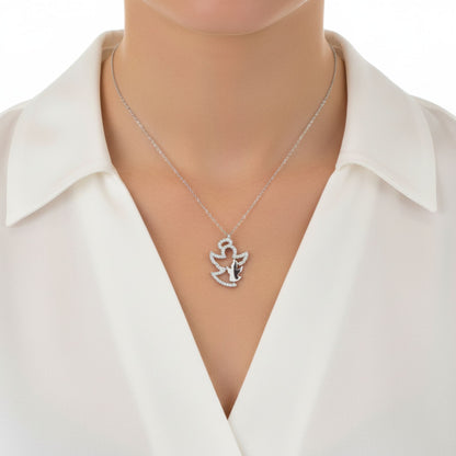 Mujer luciendo collar-gargantilla-plata-rodio-circonita-angrl-joyeria-osnor
