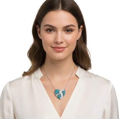 Mujer Luciendo Collar Gargantilla Plata 925 Corazón Diseño Mosaico Turquesa y Circonitas. Joyeria Osnor