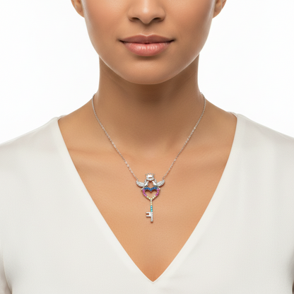 Mujer Luciendo Collar Gargantilla Plata 925 Acabado en Rodio · Llave Corazón con Palomas, Corona y Circonitas Multicolor Joyeria Osnor