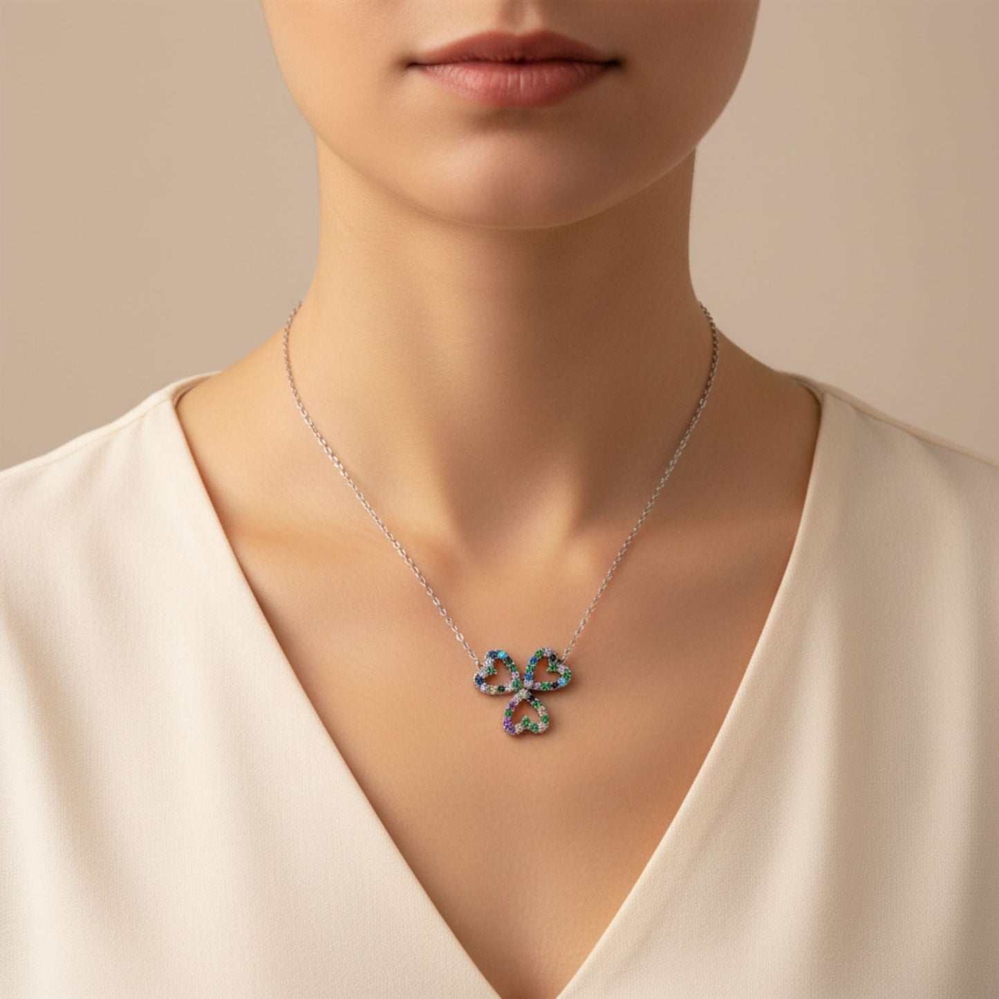 Mujer Luciendo Collar Gargantilla Trébol Corazón · Plata 925 Rodio con Circonitas Multicolor. Joyeria Osnor