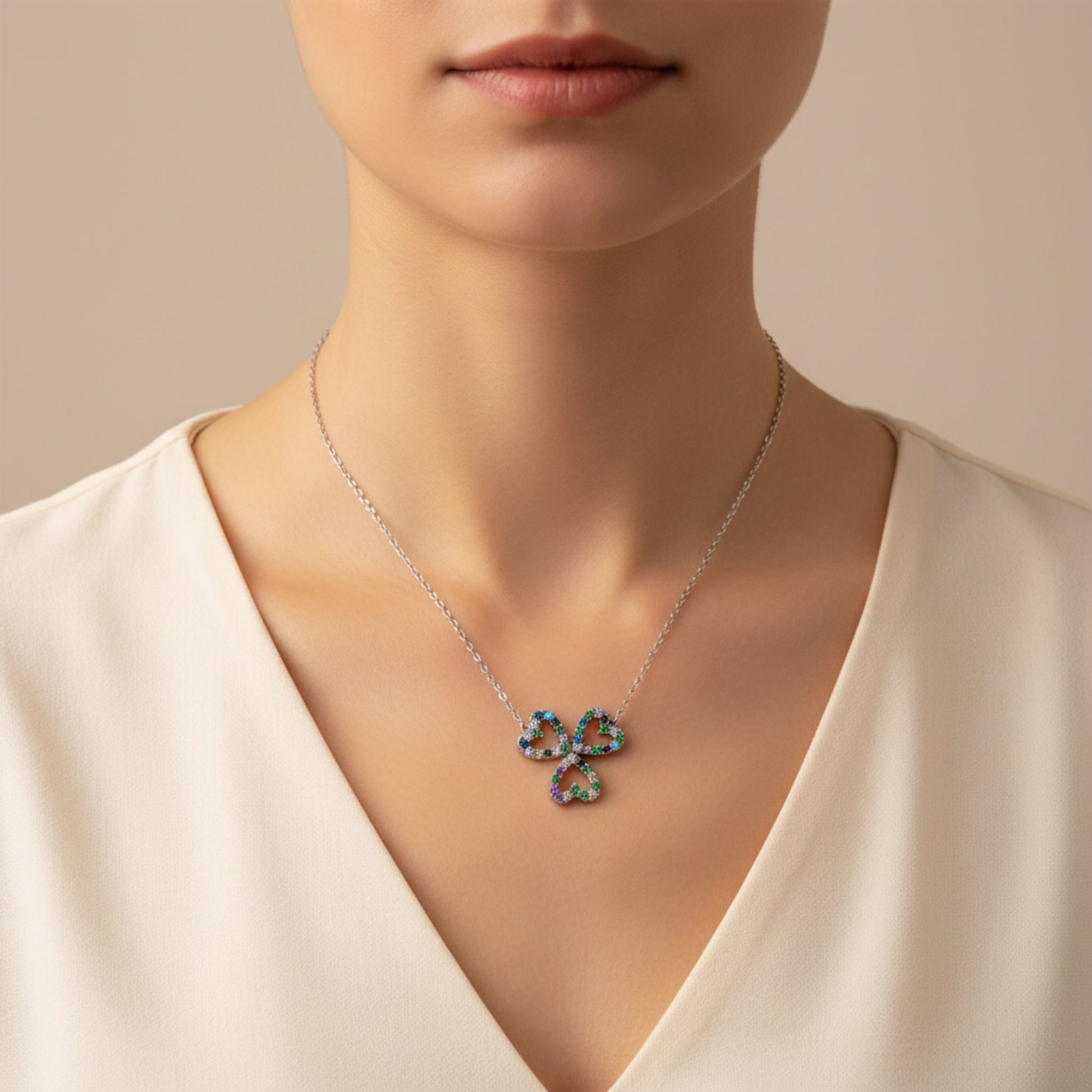 Mujer Luciendo Collar Gargantilla Trébol Corazón · Plata 925 Rodio con Circonitas Multicolor. Joyeria Osnor