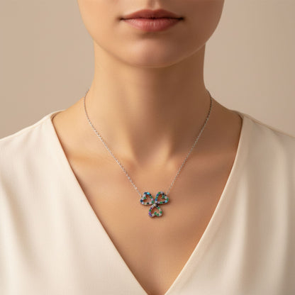 Mujer Luciendo Collar Gargantilla Trébol Corazón · Plata 925 Rodio con Circonitas Multicolor. Joyeria Osnor