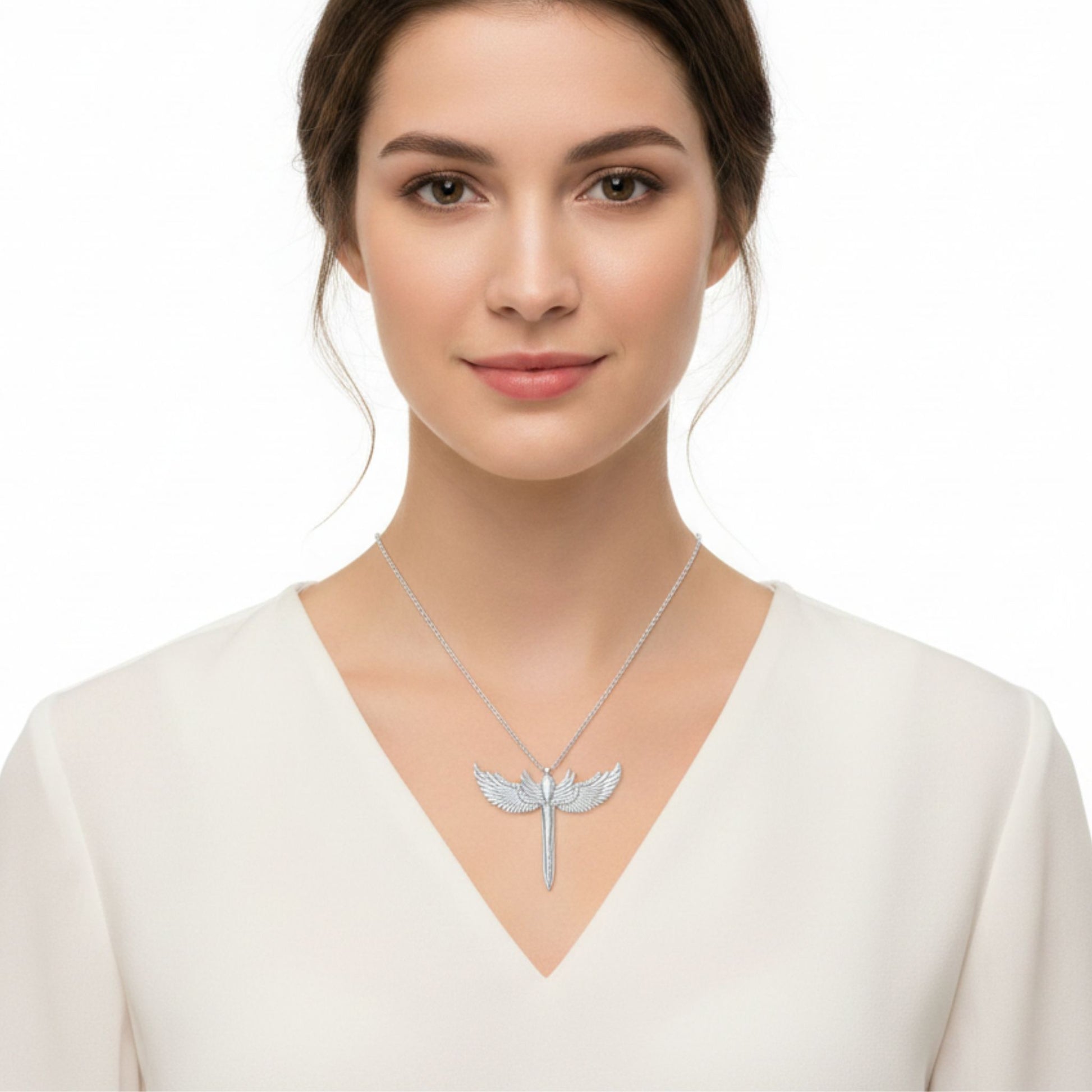 Mujer Luciendo Collar Gargantilla Plata 925 Espada con Alas de Ángel y Circonitas Blancas. Joyeria Osnor