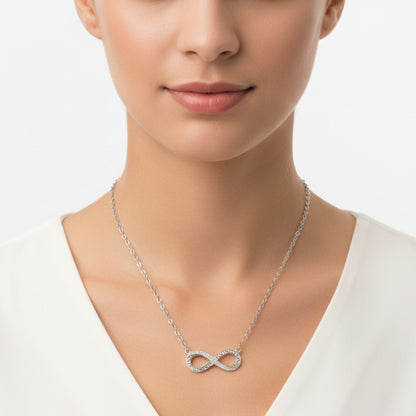Mujer Luciendo Collar Gargantilla Infinito Plata 925 Rodio · Colgante Labrado con Circonitas Blancas. Joyeria Osnor