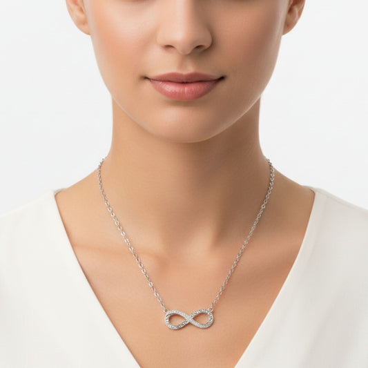 Mujer Luciendo Collar Gargantilla Infinito Plata 925 Rodio · Colgante Labrado con Circonitas Blancas. Joyeria Osnor