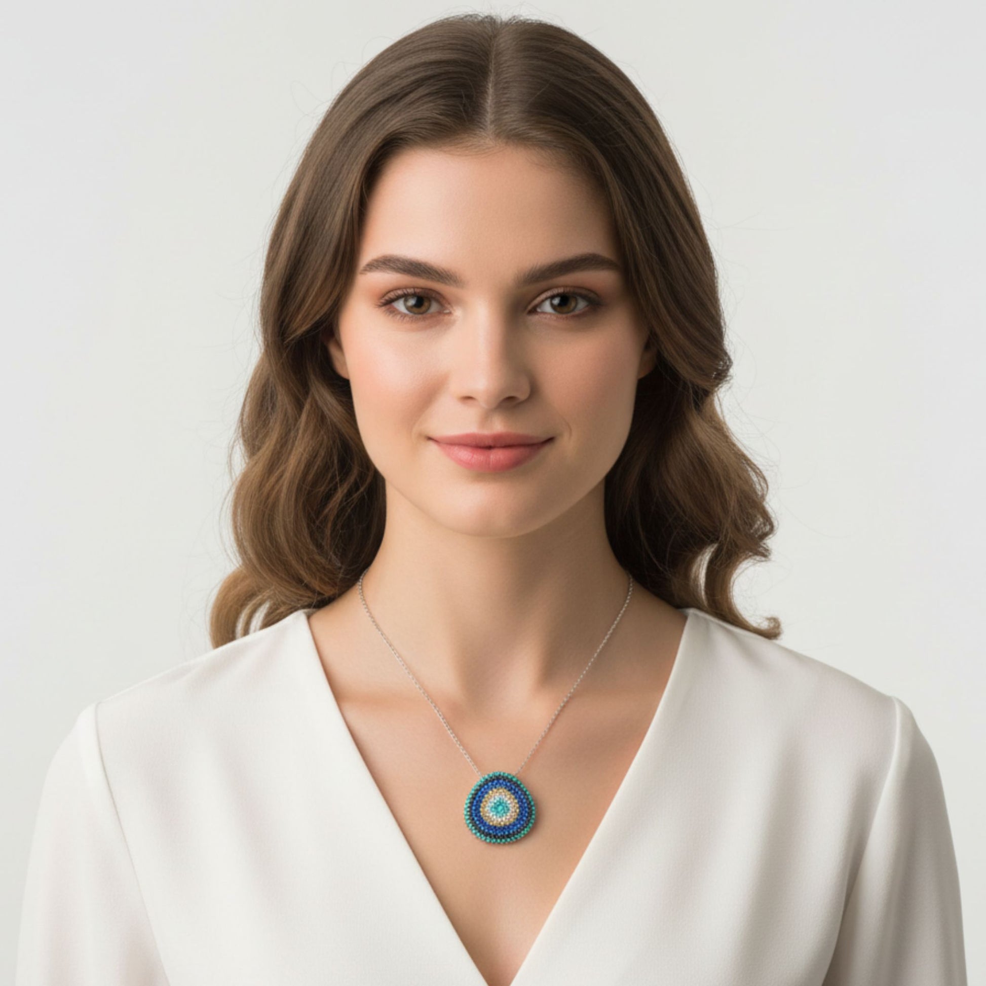 Mujer Luciendo Collar Gargantilla Medallón Plata 925 Rodio · Turquesa Natural y Circonitas Multicolor. Joyeria Osnor