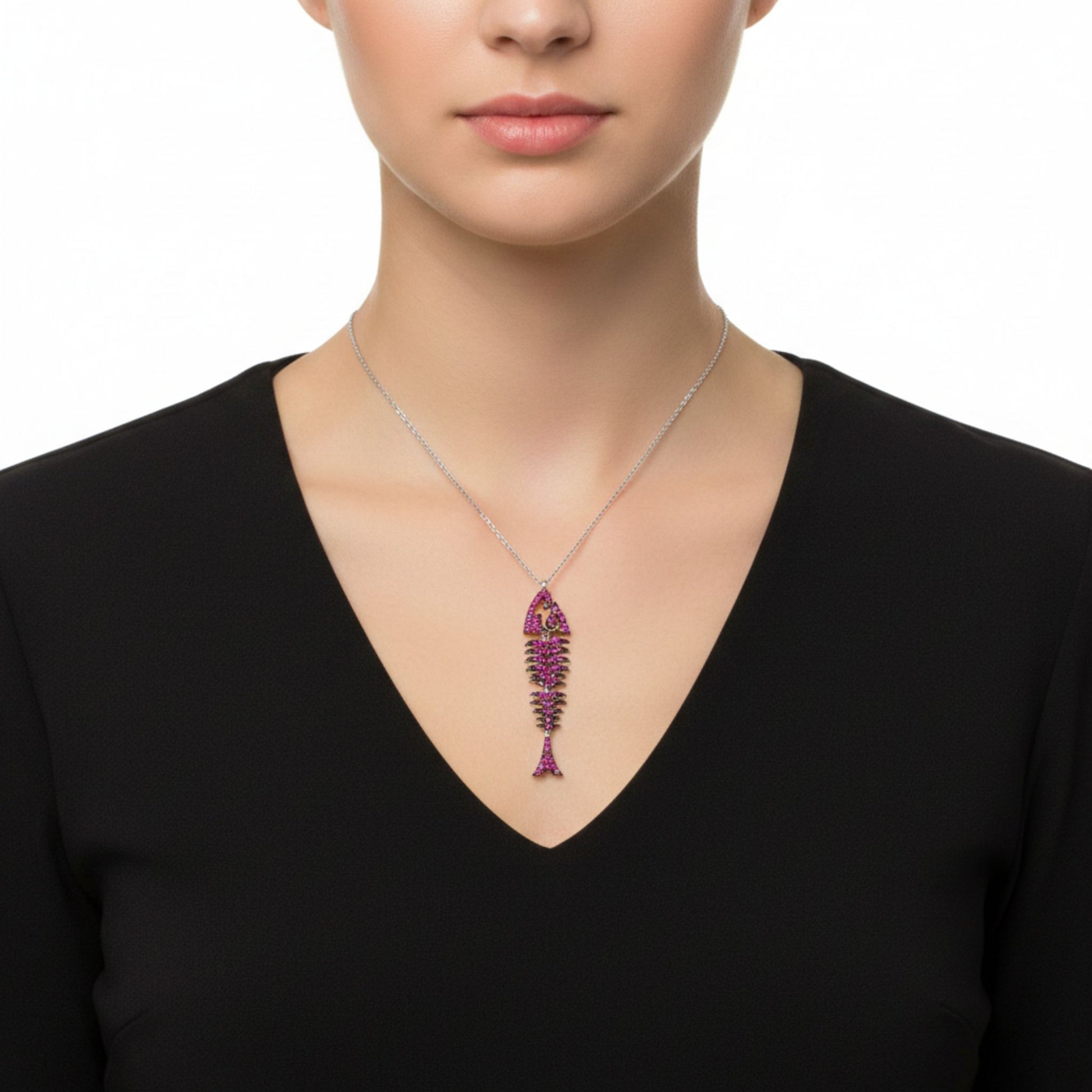Mujer Luciendo Collar Gargantilla Plata 925 Pez Articulado con Circonitas Fucsia. Joyeria Osnor