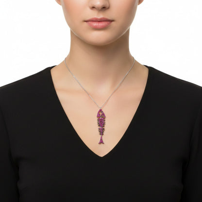 Mujer Luciendo Collar Gargantilla Plata 925 Pez Articulado con Circonitas Fucsia. Joyeria Osnor