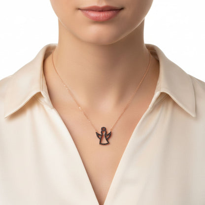 Mujer Luciendo Collar Gargantilla Ángel Oro Rosa con Circonitas Negras. Joyeria Osnor
