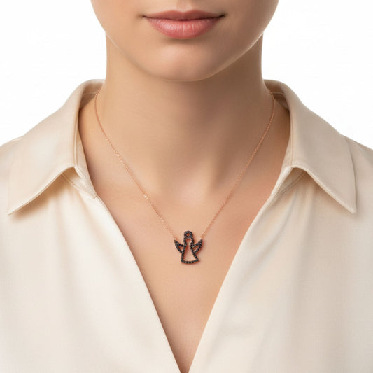 Mujer Luciendo Collar Gargantilla Ángel Oro Rosa con Circonitas Negras. Joyeria Osnor