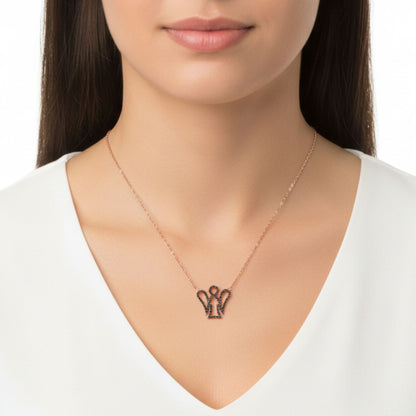 Mujer Luciendo Collar Gargantilla Ángel Calado Oro Rosa con Circonitas Negras. Joyeria Osnor