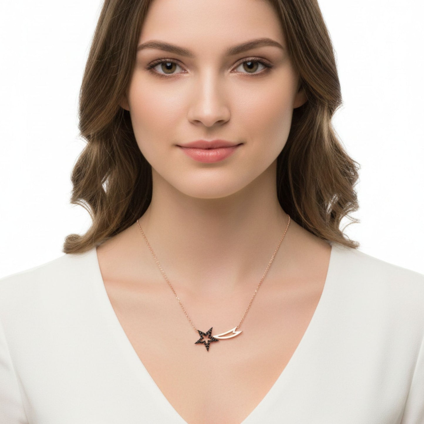Mujer Luciendo Collar Estrella Fugaz Plata 925 Acabado Rosa con Circonitas Negras. Joyeria Osnor
