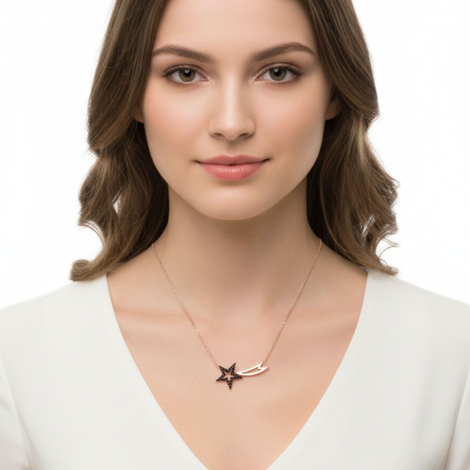 Mujer Luciendo Collar Estrella Fugaz Plata 925 Acabado Rosa con Circonitas Negras. Joyeria Osnor