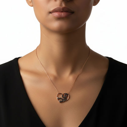 Mujer Luciendo Collar Gargantilla Corazón Plata 925 Baño Oro Rosa con Circonitas Negras,Joyeria Osnor