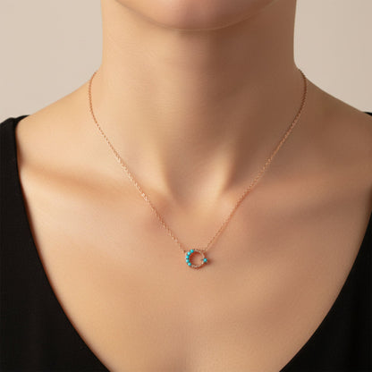 Mujer Luciendo Collar Gargantilla Luna y Estrella · Plata 925 Baño Oro Rosa con Turquesas.Joyeria Osnor