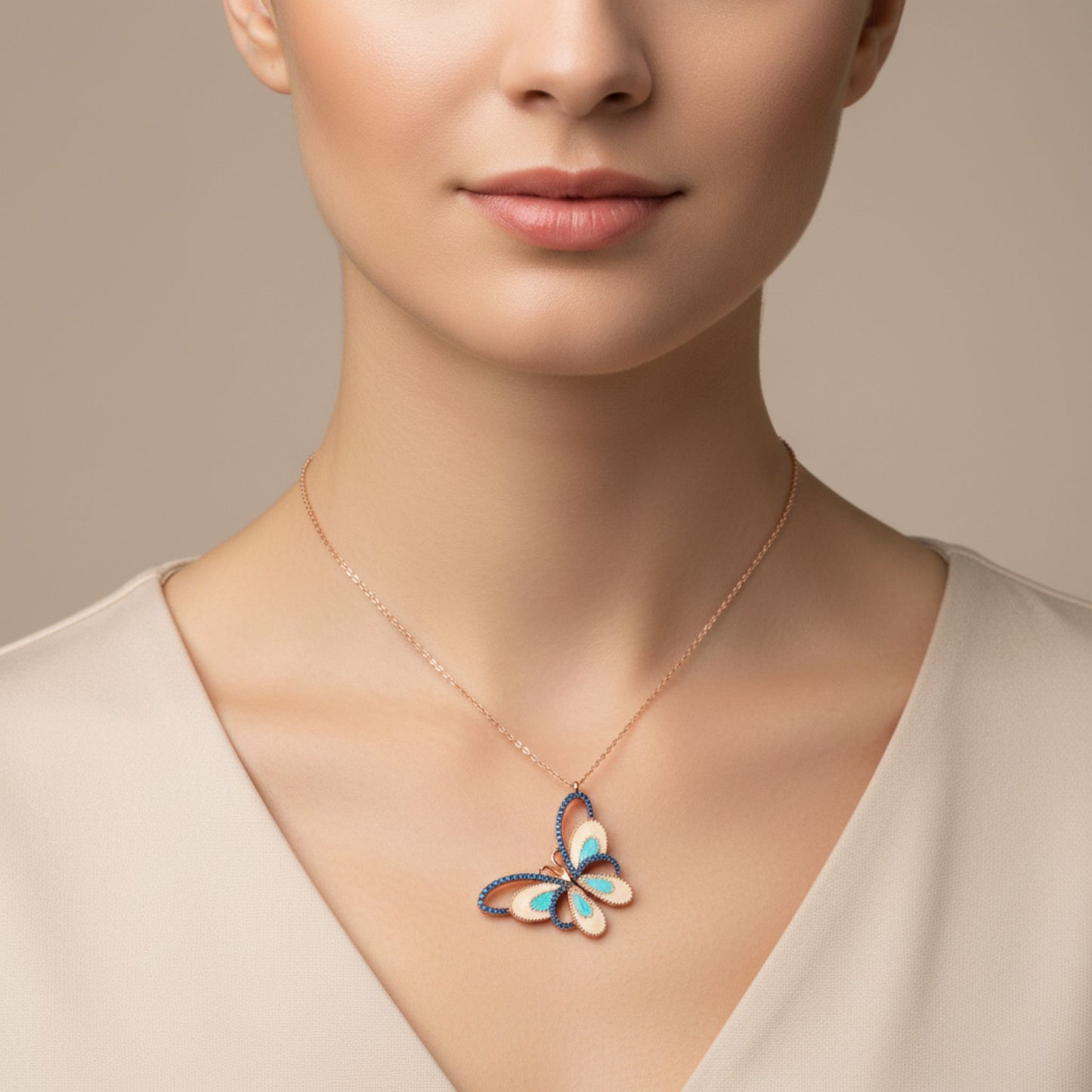 Mujer Luciendo Mujer collar Gargantilla Mariposa Plata 925 con Esmalte y Circonitas Azules. Joyeria Osnor