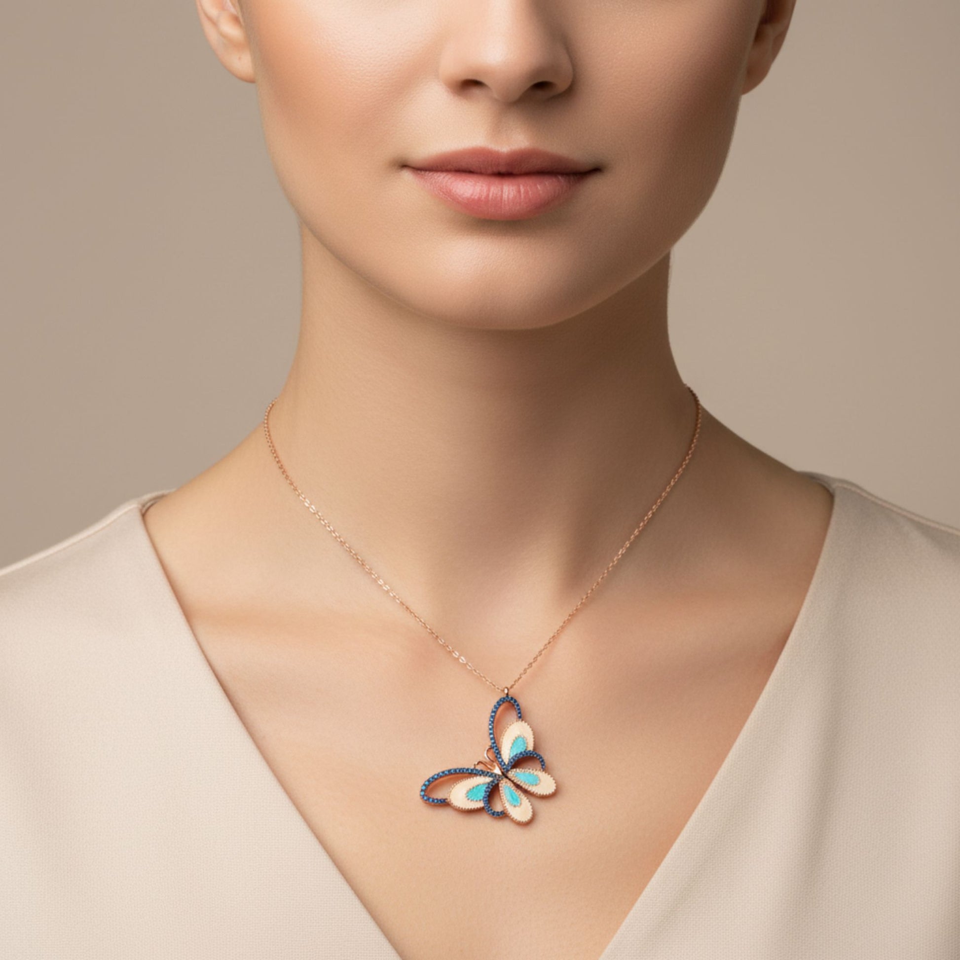 Mujer Luciendo Mujer collar Gargantilla Mariposa Plata 925 con Esmalte y Circonitas Azules. Joyeria Osnor