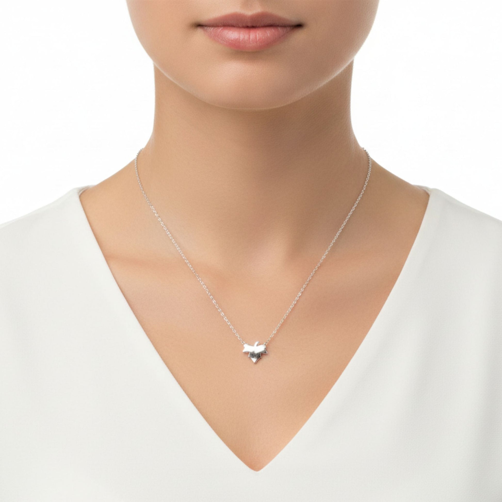 Mujer Luciendo Collar Gargantilla Hoja Plata 925 Lisa Acabado en Rodio. Joyeria Osnor