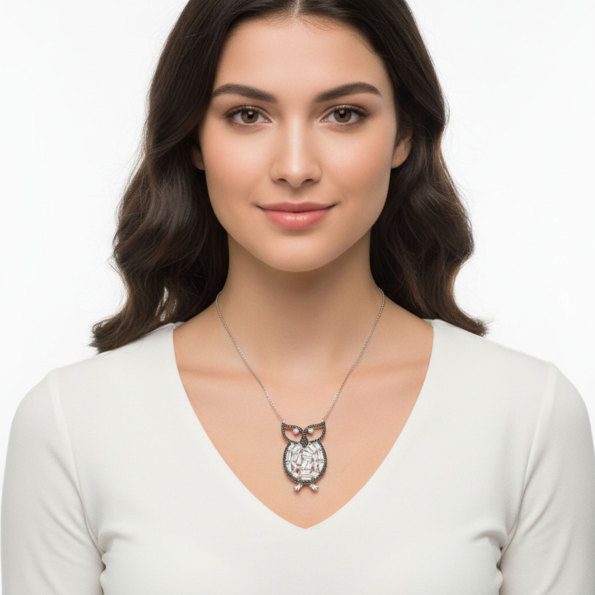 Mujer Luciendo Collar Gargantilla Plata 925 Búho con Circonitas Blancas y Negras. Joyeria Osnor