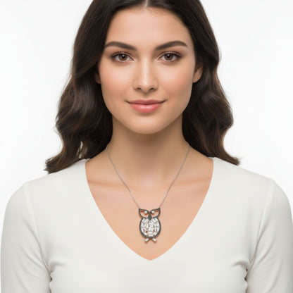 Mujer Luciendo Collar Gargantilla Plata 925 Búho con Circonitas Blancas y Negras. Joyeria Osnor