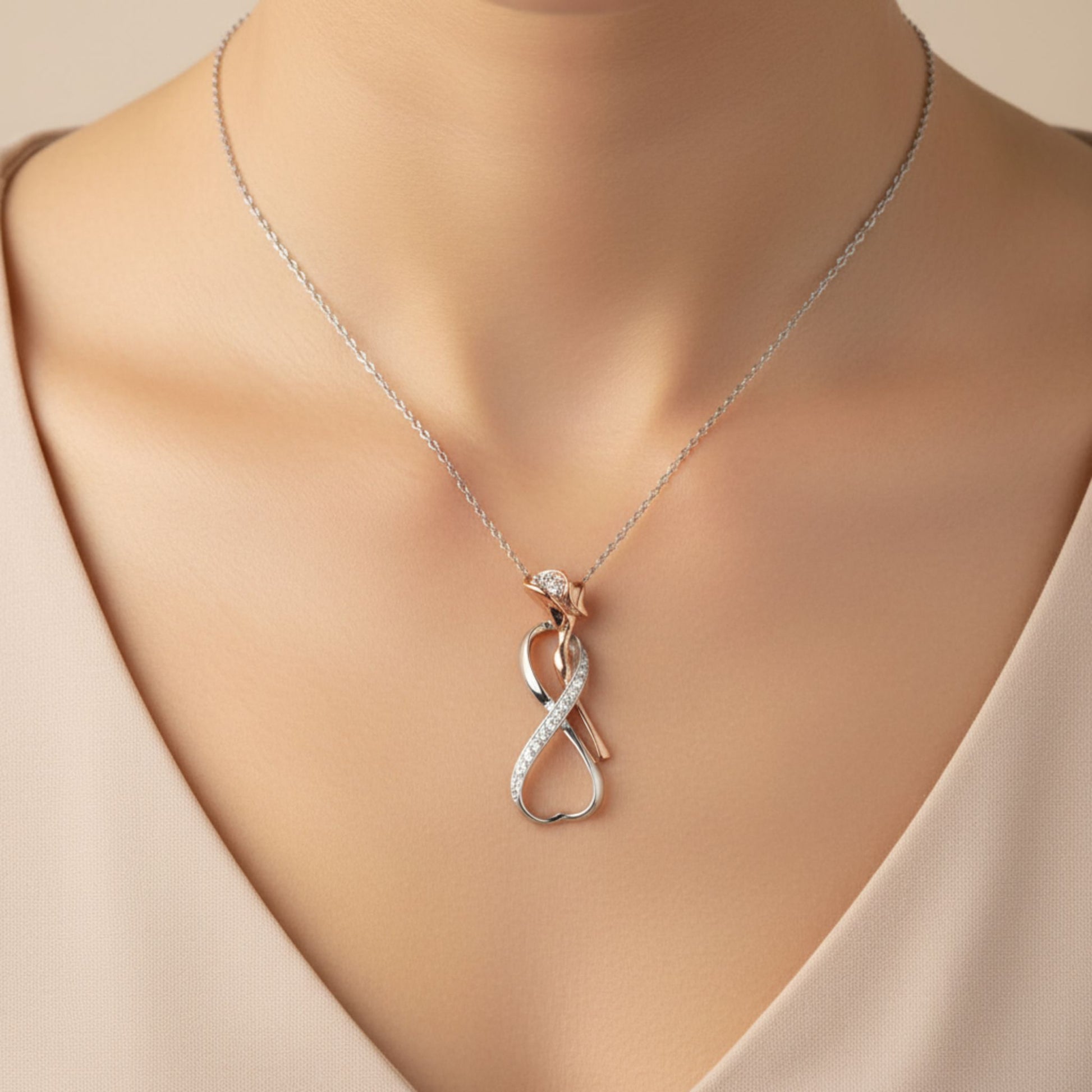 Mujer Luciendo Collar Gargantilla Plata 925 Infinito Bicolor Rodio y Rosa con Circonitas.Joyeria Osnor