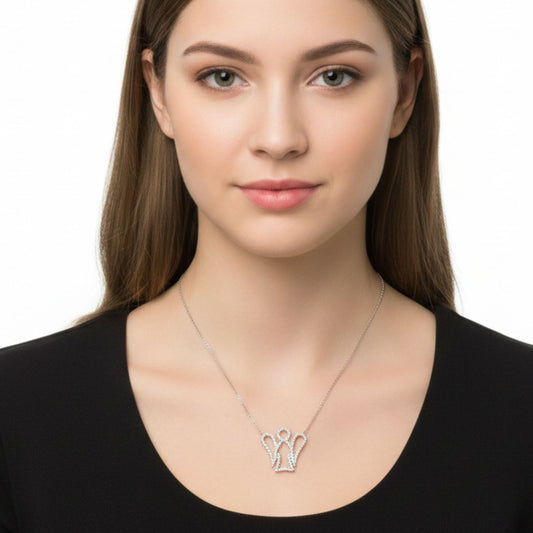 Mujer Luciendo Collar Gargantilla Ángel Plata 925 con Circonitas Blancas · Acabado Rodio Joyeria Osnor