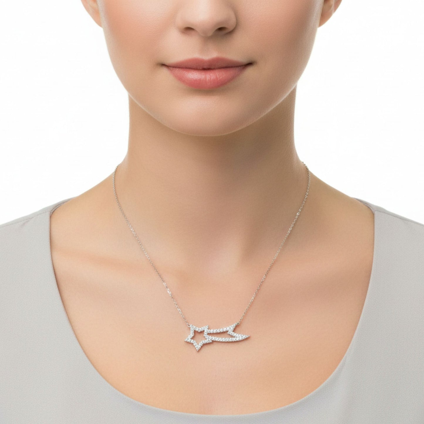 Mujer Luciendo Collar Gargantilla Estrella Fugaz Plata 925 con Circonitas · Acabado Rodio. Joyeria Osnor