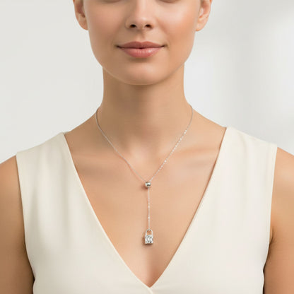 Mujer Luciendo Collar Gargantilla Tipo Y Plata Rodio con Colgante Candado Texturizado. Joyeria Osnor