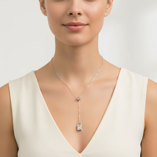 Mujer Luciendo Collar Gargantilla Tipo Y Plata Rodio con Colgante Candado Texturizado. Joyeria Osnor