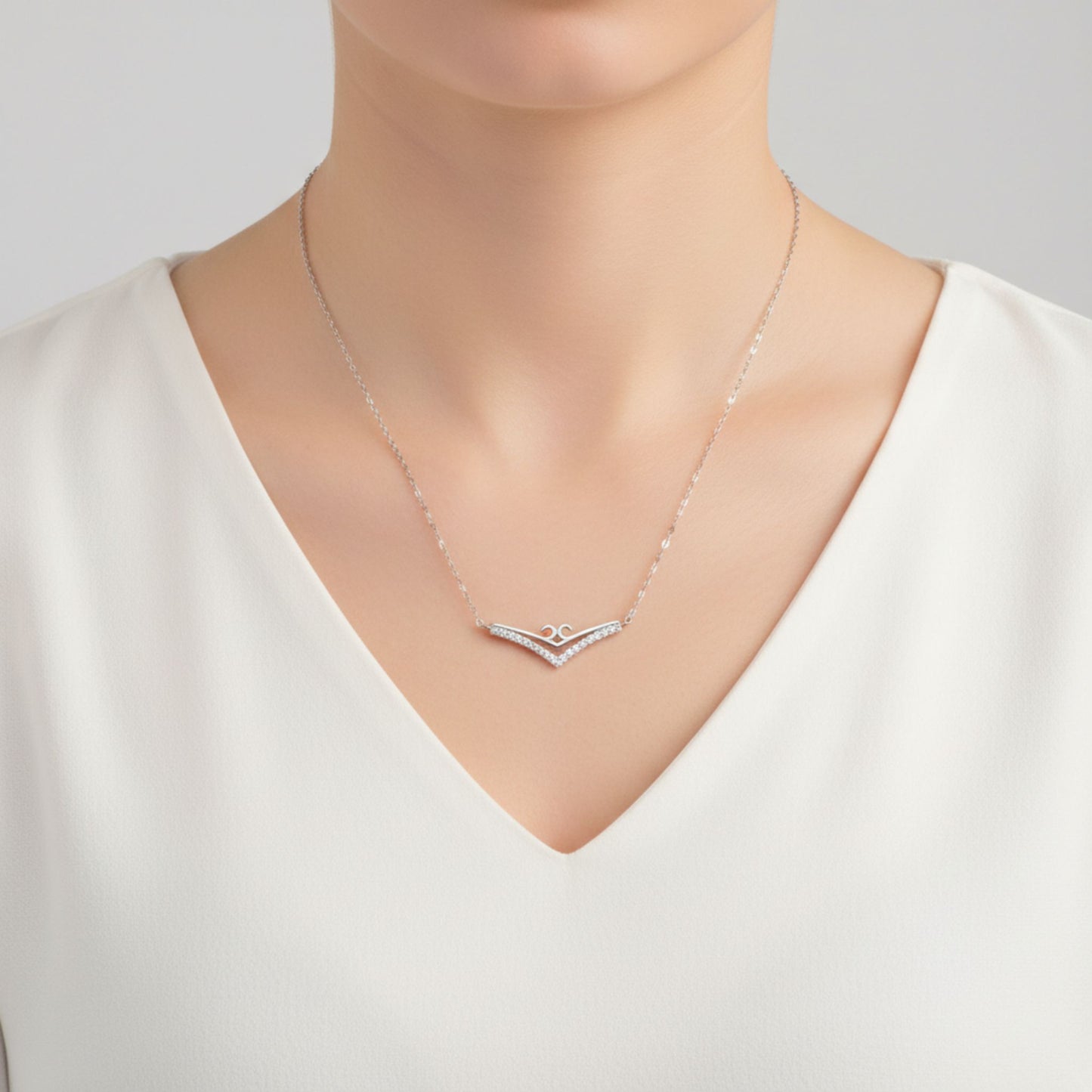 Chica Luciendo Collar Gargantilla Chevron Plata 925 Rodio · Colgante en V con Circonitas y Detalle Espiral. Joyeria Osnor