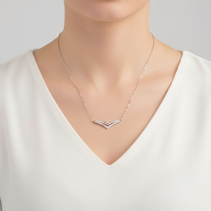 Chica Luciendo Collar Gargantilla Chevron Plata 925 Rodio · Colgante en V con Circonitas y Detalle Espiral. Joyeria Osnor